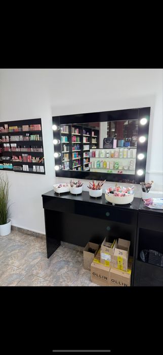 Зеркало и столик