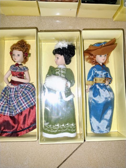 Păpuși de porțelan.