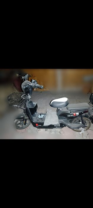 Электроскутер черного цвета