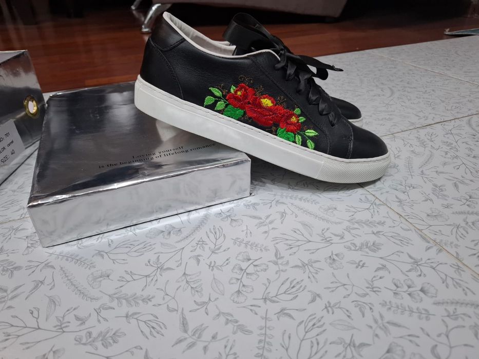 Продам кроссовку