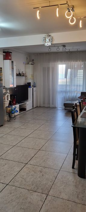Apartament cu 3 camere de vânzare.