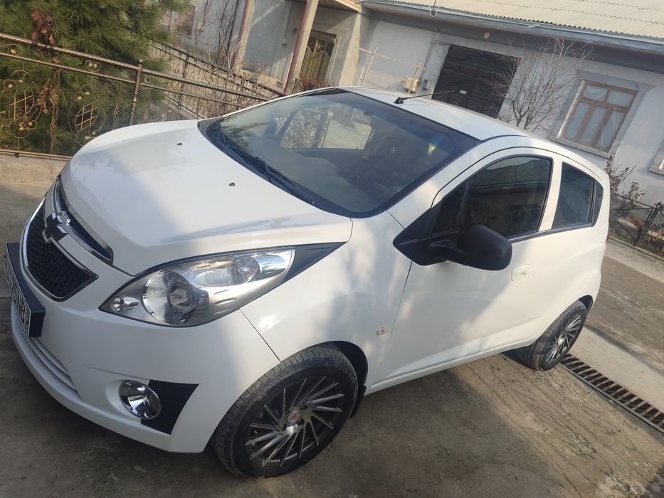 Spark 2014 yili rangi oq