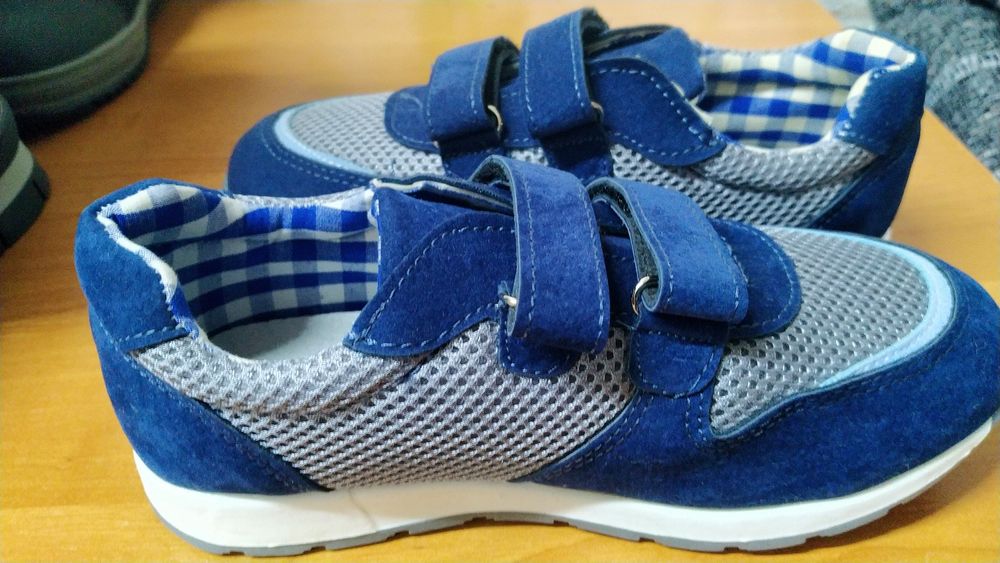 Продам кроссовки на мальчика.