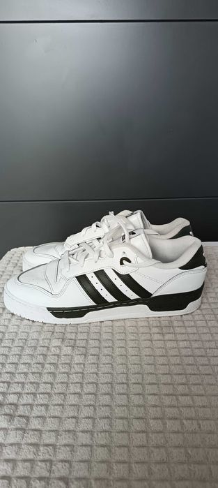 Adidas rivalry low размер 46 мъжки маратонки в бял цвят от естествена кожа