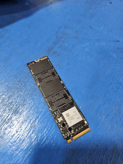 srochno ssd 256 m2 sotiladi