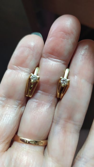 Продам золотые серьги с бриллиантами