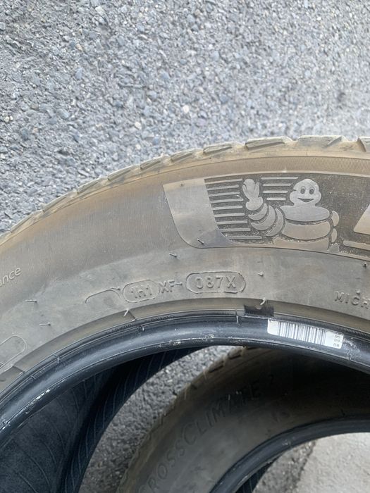 Продавам гуми 235/60/18  107H Michelin Cross Climate 2 -два броя + подарък 4броя китайски летни