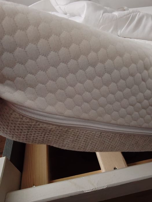 Vând pat alb cu gri închis, complet echipat, stare foarte bună.

Cumpa