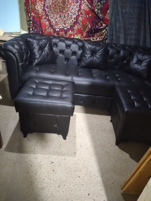 Диван Честер филд, два больших пуфика и три подушки.