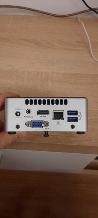 Mini PC Intel Next Unit of Computing, cu procesor Intel® Core TM i3-40