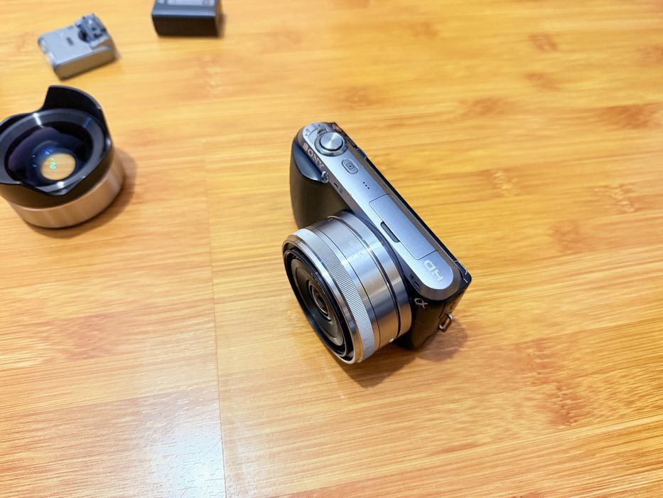 Aparat Foto Sony NEX-C3 , obiectiv Sony E 16mm F2.8 cu ultrawide converter 0.75x inclus (pancake)