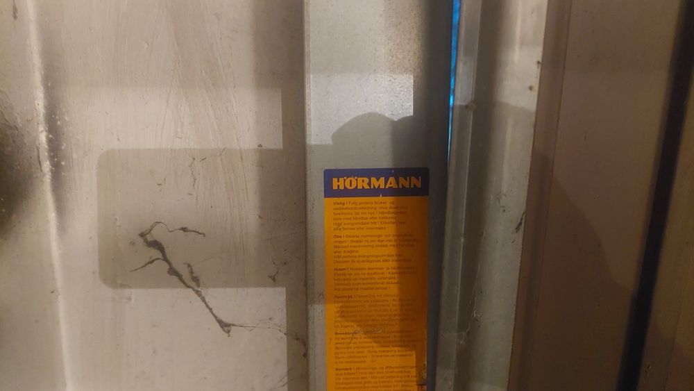 Продавам немска врата за гараж Hormann  2.40м шорока, 2,10м висока
