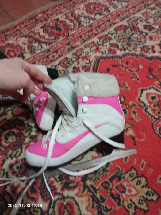 Продам коньки на девочку