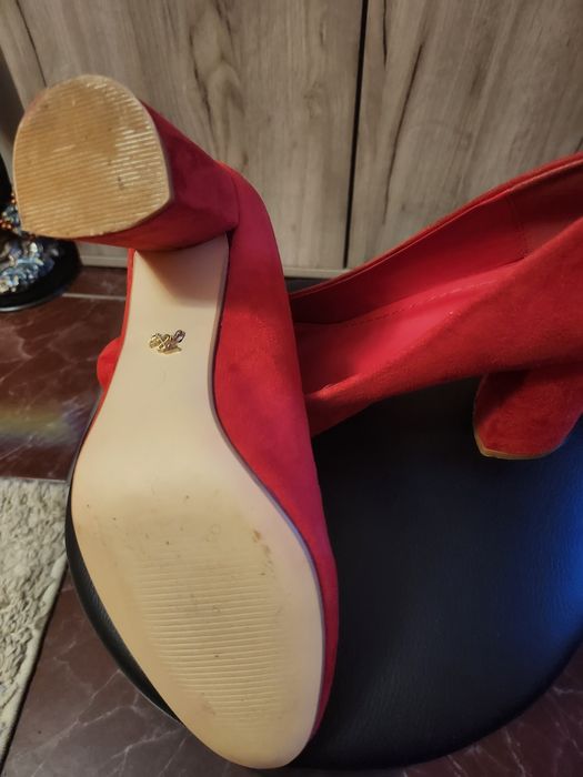 Продавам червени обувки от естествен велур