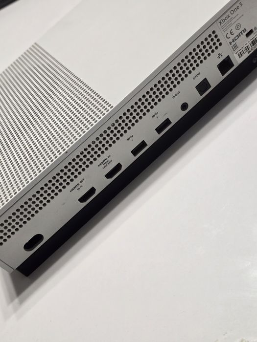 Продавам конзола Xbox One S + 2 оригинални контролера