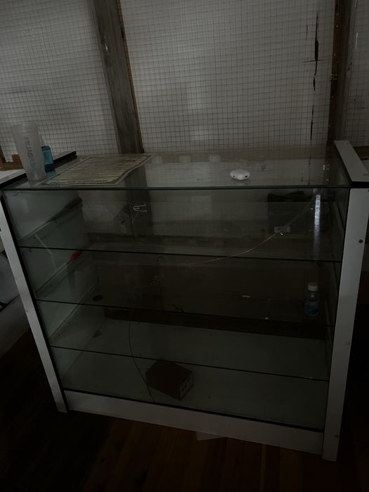 Aksesuar mebel va telefon polka sotiladi