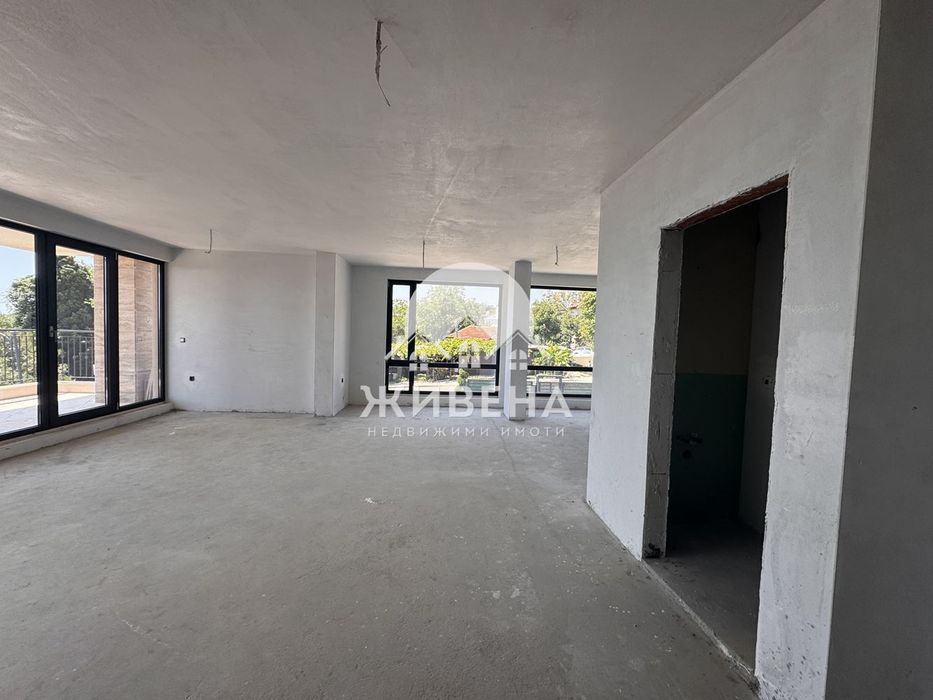 Продава 3-стаен апартамент, кв. Галата, плюс 2 паркоместа - снимка 2