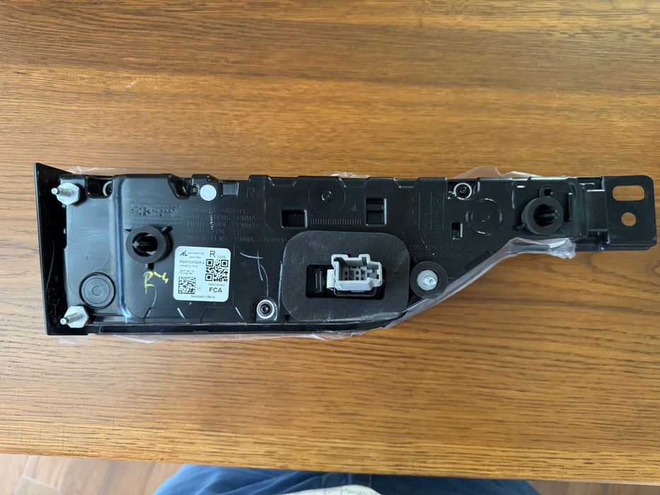 Стоп багажник Jeep Grand Cherokee wl 21+ - 68377974AD