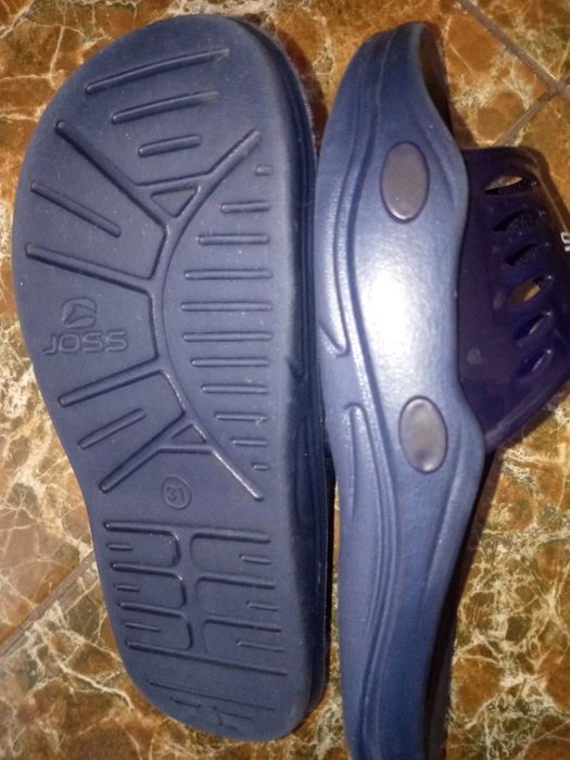 Продам детские сланцы.