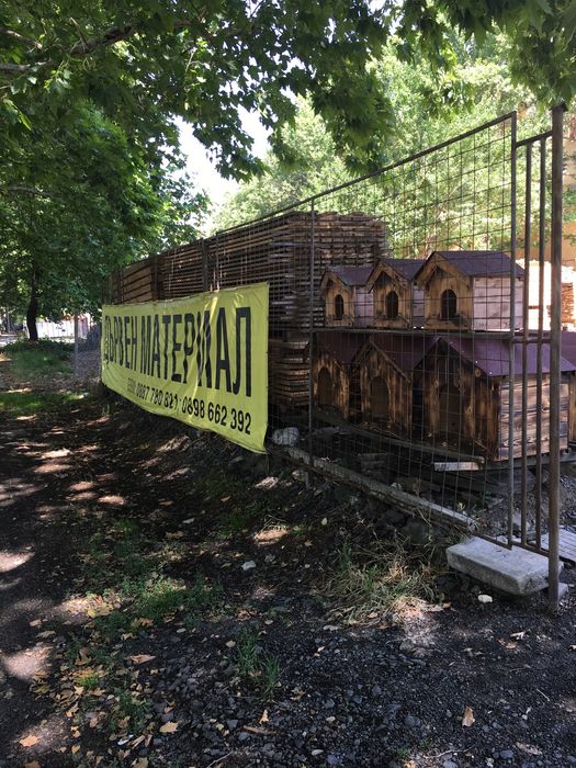 Кучешки къщи различни размери.