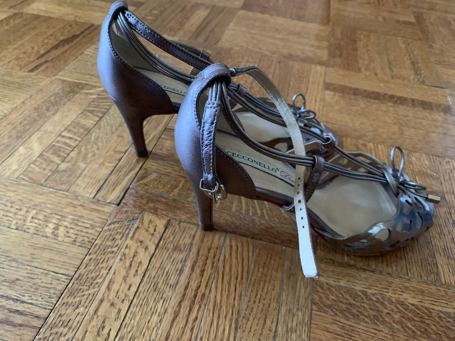 Кожаные босоножки