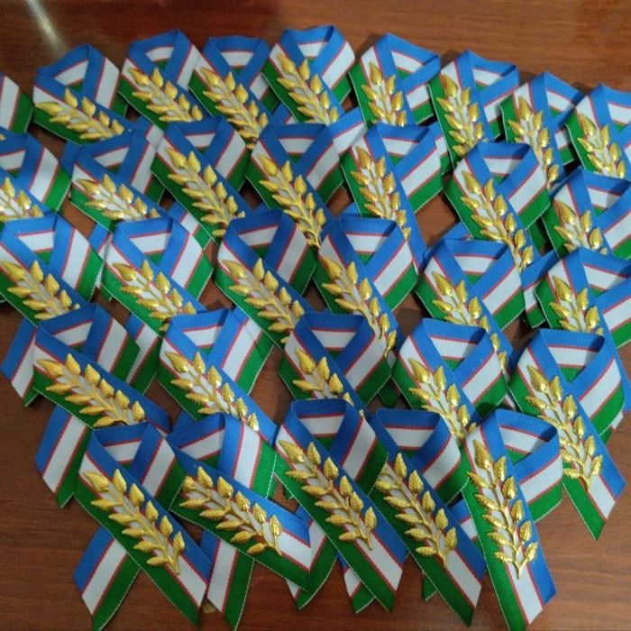 Значки узбекского флага.