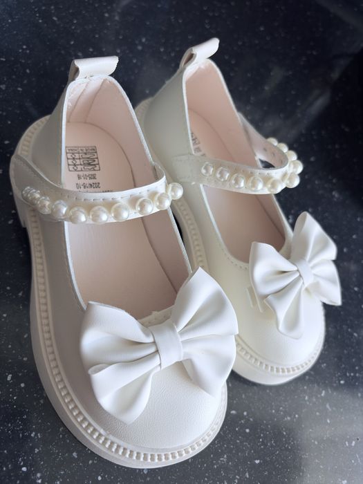 Много красиви и нежни детски обувки