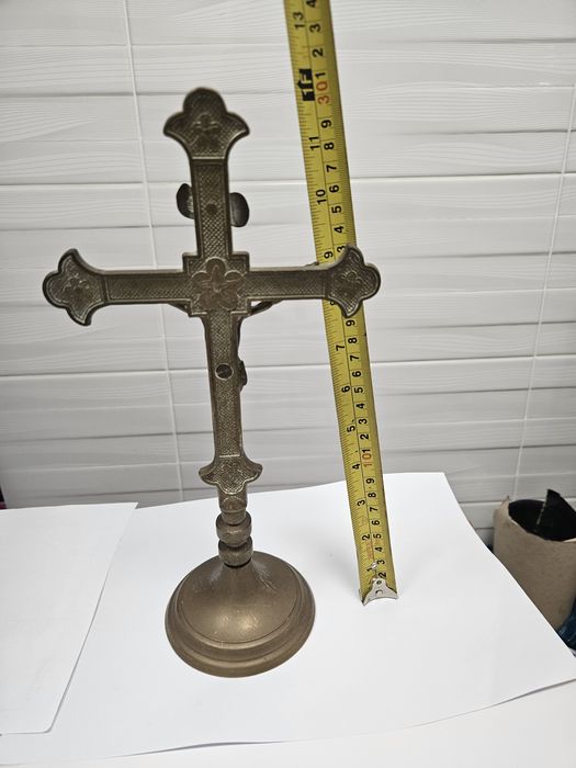 Cruce bronz 30 cm înălțime.