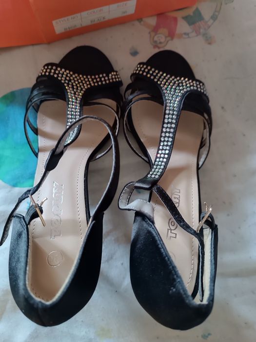 Vand încălțăminte femei și bărbați  în stare buna  cuzme catwalk mărime 38  preț  300 Ron sandale noi  cu stras  preț 100 Ron  mărime 36