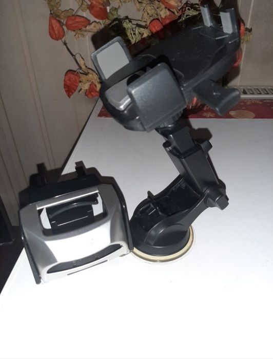 Поставка за телефон и чаша в кола