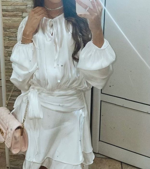 Бяла актуална рокля