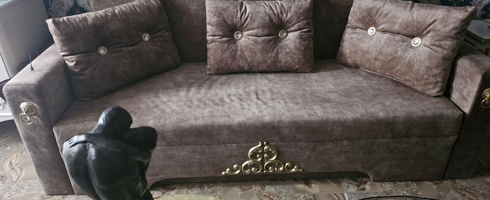 Продавам холов диван.