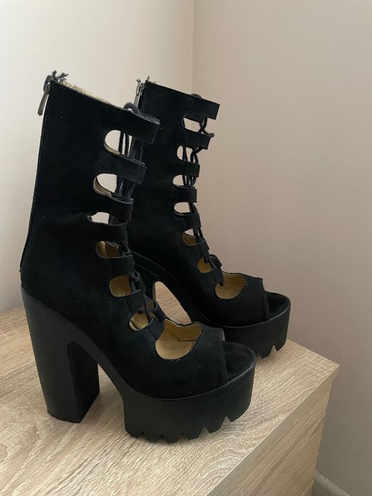 Високи токчета с връзки