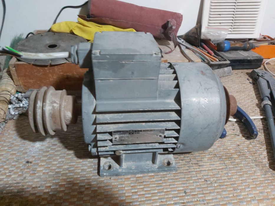 Продам двигатель на 380,баллоны разные