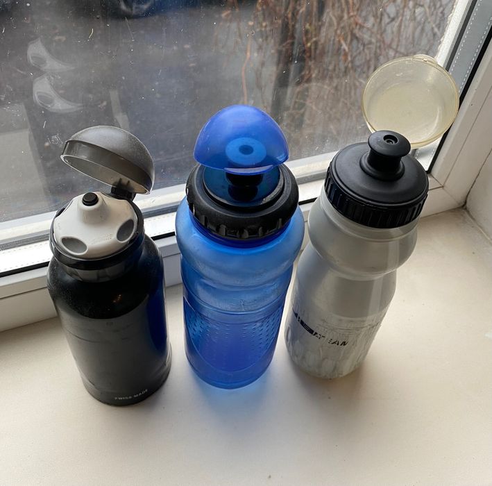 Бутылки для воды, поилки, продам.