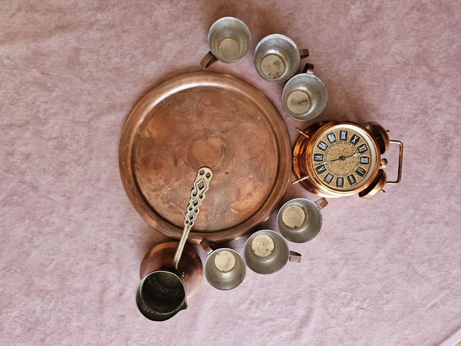 Меден поднос, чашки, джезве и часовник.