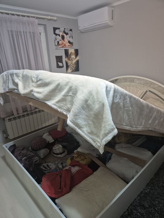 Спалня ,нощни шкафчета и тоалетка