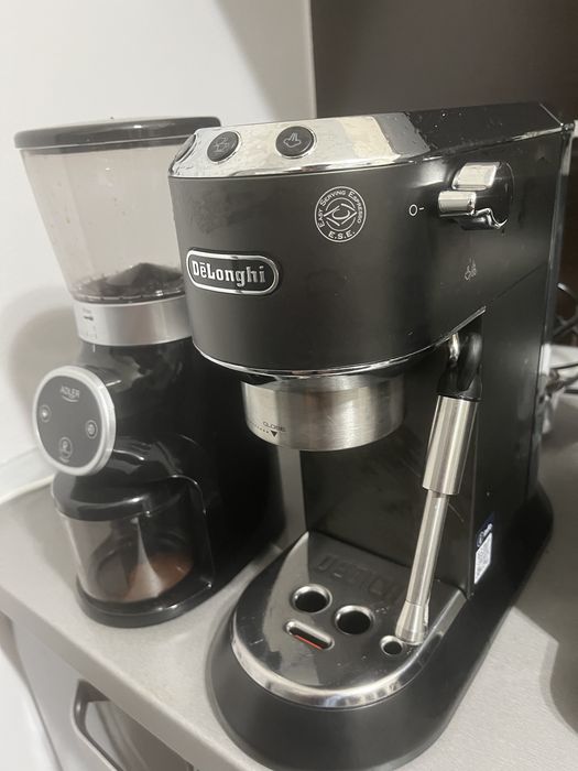 Delonghi dedica in stare foarte buna plus rasnita noua.