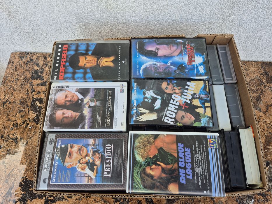Vând 54 casete video VHS 80-120 minute, originale filme Razboi