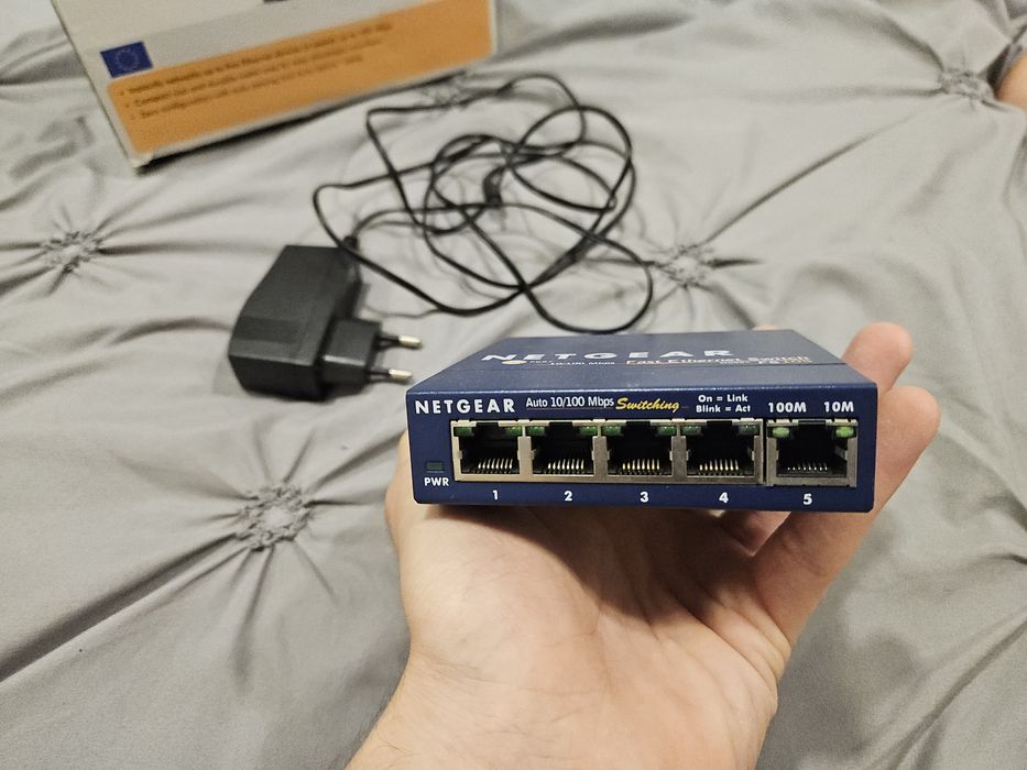 NETGEAR Switch - 5 * 10/100 Mbps