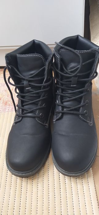 Боти/ кубинки в бежов и черен цвят, велур, 39 номер., чисто нови