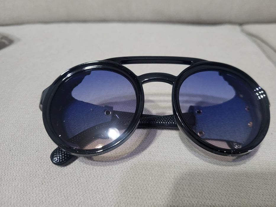 Продавам слънчеви очила