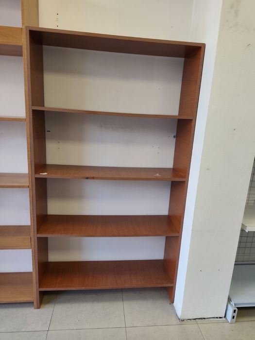 Метални стелажи бели