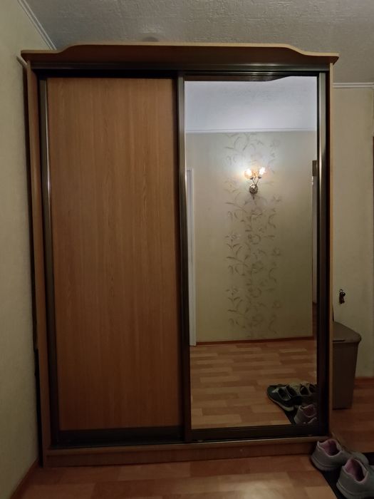 Продам шкаф купе с зеркалом