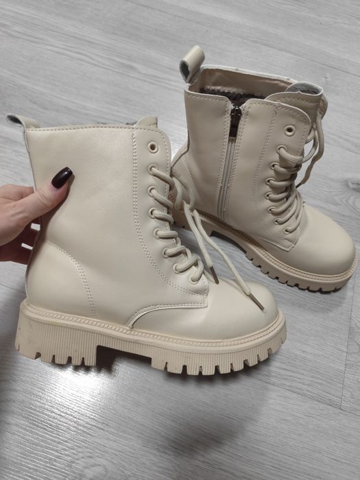 Продам женский ботинки