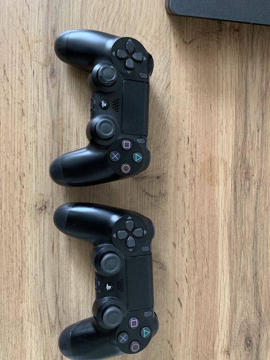 Playstation 4 slim с 2 контролера, игри + ПОДАРЪК