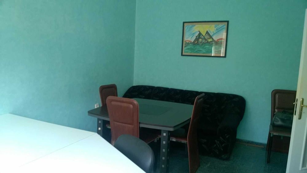 Маса квадратна с частично  кожен плот за офис или дневна.