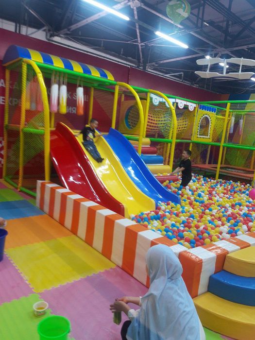 Bolalar maydoychasi va trampolin