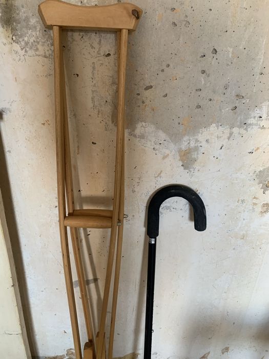 Продам недорого инвалидное кресло, трость, костыли.