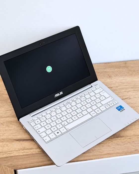 Laptop ASUS X201E / Linux Machine